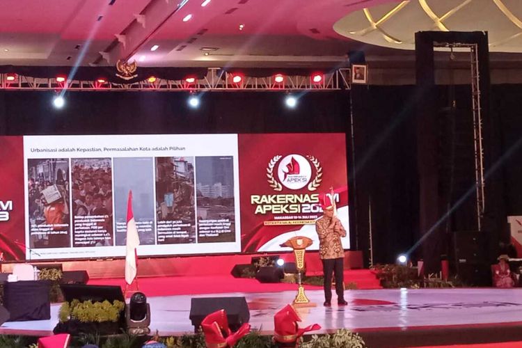 Anies Baswedan saat memaparkan gagasan di panggung Rakernas Apeksi 2023 di Upper Hills Convention Center, Kota Makassar, Sulawesi Selatan (Sulsel), sekitar pukul 13:00 Wita, Kamis (13/7/2023) siang.