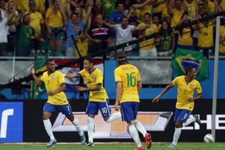 Para pemain Brasil merayakan gol Douglas Costa (7) pada partai kontra Peru di Arena Fonte Nova,, Selasa (17/11/2015).