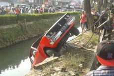 Tercebur di Kali Kelapa Gading, Datsun Klasik Jadi Tontonan 