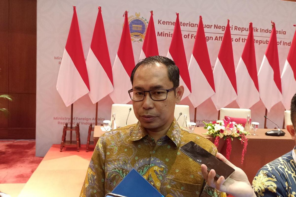 Direktur Perlindungan Warga Negara Indonesia (WNI) Kemenlu Judha Nugraha pasca konferensi pers di Gedung Nusantara Kementerian Luar Negeri, Jakarta, Kamis (13/10/2022). 