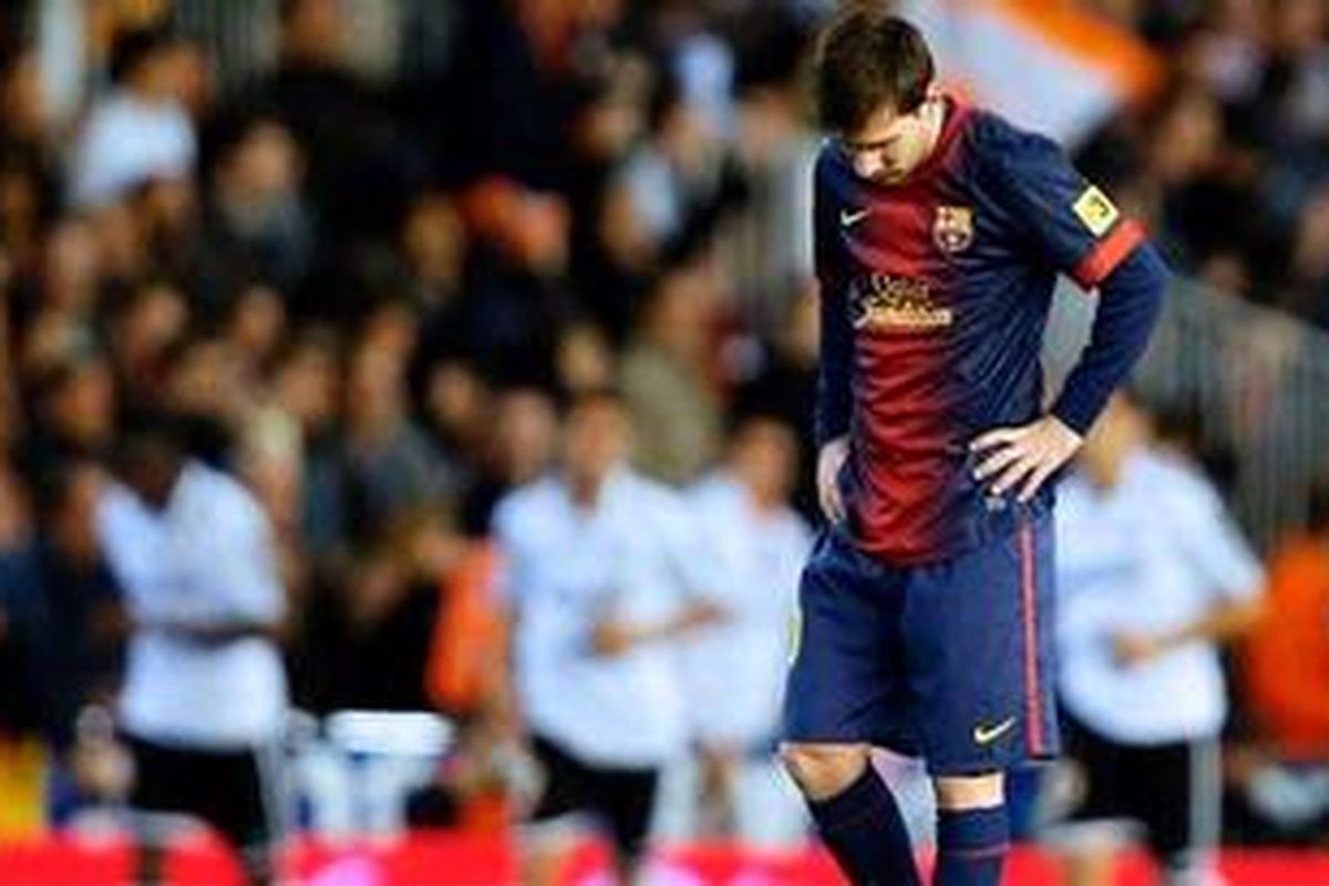 Ekspresi gelandang Barcelona, Lionel Messi saat ditahan imbang Valencia dalam lanjutan Liga BBVA di Stadion Mestalla, Minggu (3/1/2013). Kedua tim bermain imbang 1-1 dalam laga tersebut. 