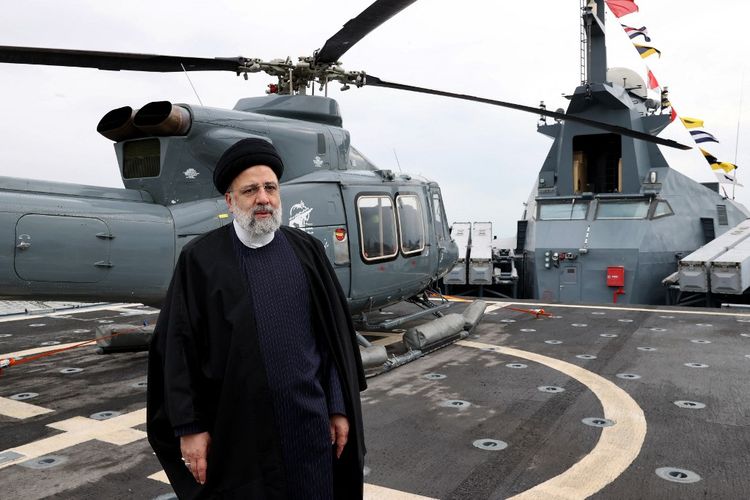 Helikopter yang ditumpangi Presiden Iran dan Menlu Iran jatuh. Gambar yang disediakan oleh kantor kepresidenan Iran pada 2 Februari 2024 menunjukkan Presiden Iran Ebrahim Raisi (tengah) mengunjungi pangkalan angkatan laut Korps Garda Revolusi Iran (IRGC) di Bandar Abbas, Iran selatan. 