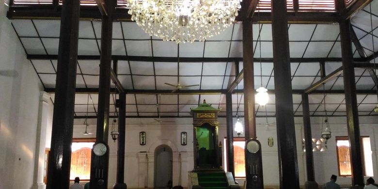 Bagian dalam Masjid Agung Banten di Kota Lama Banten.