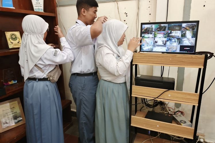 Sejumlah murid SMA, Sekolah Luar Biasa (SLB) Negeri A Pajajaran, Kota Bandung, Jawa Barat sedang mengenal situasi dan kondisi lingkungan SLBN Cicendo pasca sekolahnya direnovasi untuk perbaikan dan pembangunan Sekolah Rakyat, Senin (19/5/1/2025).