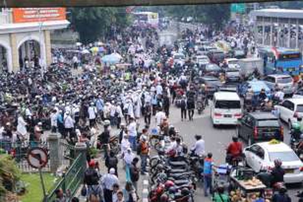 Massa pengunjuk rasa berjalan kaki menuju Masjid Istiqlal, Jakarta Pusat, Jumat (4/11/2016). Pengunjuk rasa mendesak proses hukum terhadap Basuki Tjahaja Purnama atau Ahok terkait pernyataannya yang dinilai menyinggung umat muslim di Indonesia.