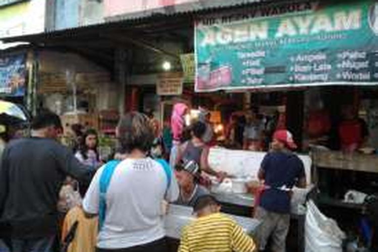 Hingga minggu petang, (5/6/2016) warga terus mengantre untuk membeli ayam beku di salah satu agen penjual ayam beku di Pasar Mardika.