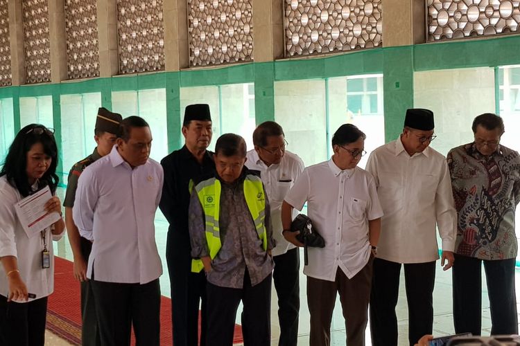 Wapres Jusuf Kalla didampingi Menteri PAN-RB Syafruddin, Menteri Agama Luqman Hakim Saifuddin, Menteri Kominfo Rudiantara, dan jajaran Kementerian PU meninjau renovasi Masjid Istiqlal, Kamis (22/8/2019).