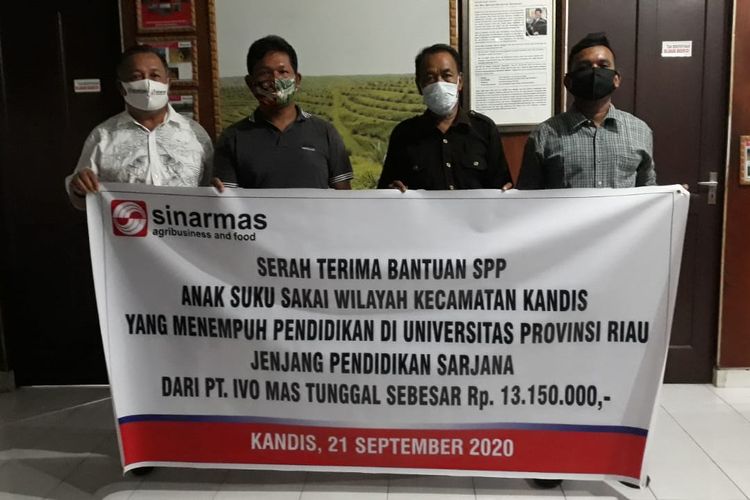 Sinar Mas Agribusiness and Food melalui PT Ivo Mas Tunggal mengadakan serah terima bantuan Sumbangan Pembinaan Pendidikan (SPP) 2020 untuk 8 putra putri Suku Sakai Kandis melalui Yayasan Sakai Mandiri Kandis di kantor besar kebun Nenggala Estate Kampung Sam-Sam, Kandis, Siak, Riau.