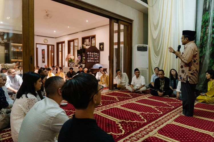Pemikir kebhinekaan Sukidi mengajak generasi muda untuk tak lelah mencintai Indonesia pada acara buka puasa bersama di kediaman tokoh Partai Golkar  Akbar Tandjung di Jakarta, Minggu (7/4/2024)