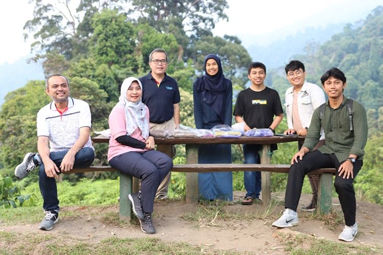 Ahli forensik kayu dari Departemen Silvikultur Fakultas Kehutanan Institut Pertanian Bogor (IPB) Iskandar Zulkarnaen Siregar bersama rekan-rekan peneliti kayu.