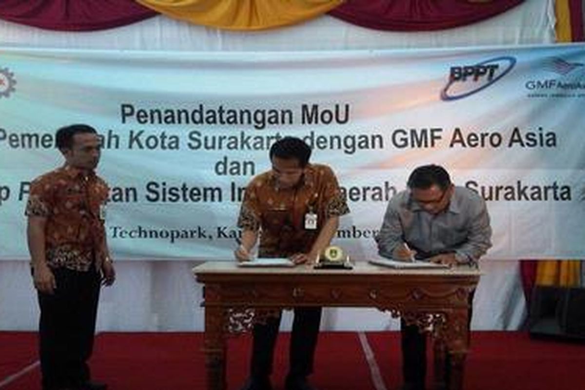Kerjasama-Wali Kota Solo Joko Widodo dan Direktur Utama PT GMF AeroAsia Richard Budihadianto menandatangani nota kesepahaman untuk penyediaan teknisi perawatan peswat terbang di Solo Techno Park, Kamis (22/9/2011). 