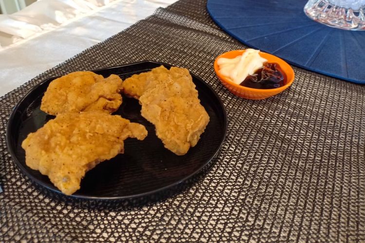 Empat buah Sumo Chicken Karaage dengan saus teriyaki dan mayones