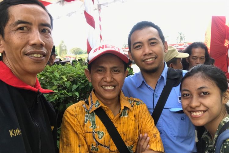 Reza Srimulyadi (paling kiri) yang mirip Jokowi berfoto bersama wartawan.