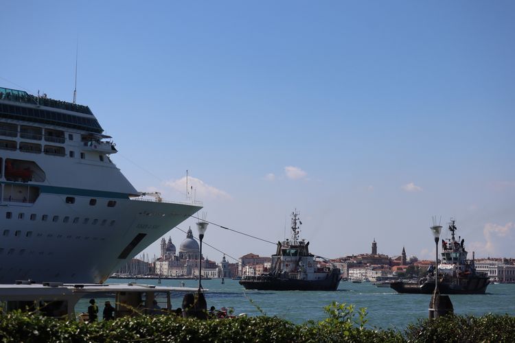 Pemandangan kapal pesiar dan beberapa kapal lainnya di Kota Venesia, Italia (UNSPLASH/Miranda Salzgeber).