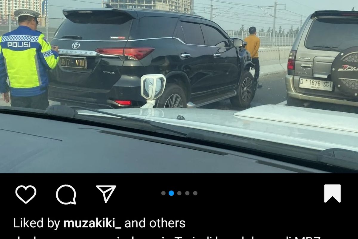 Tangkapan layar dari akun Instagram @dashcam_owners_indonesia terkait kecelakaan beruntun yang melibatkan mobil Fortuner berpelat dinas Polda Jabar 7-VIII di KM 14 Tol Layang Sheikh Mohamed bin Zayed (MBZ), Senin (6/5/2024) pagi, Selasa (7/5/2024).