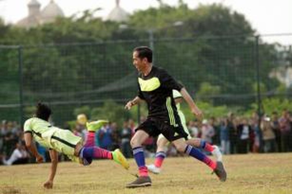 Gubernur DKI Jakarta dan juga Calon Presiden terpilih Joko Widodo alias Jokowi menyempatkan bermain bola di acara Pesta Rakyat Waduk Pluit, di Lapangan Bola Waduk Pluit, Jakarta Utara, Minggu (17/8/2014). Selain bermain bola, Jokowi juga sempat ikut serta dalam lomba balap karung bersama warga di Taman Waduk Pluit. 