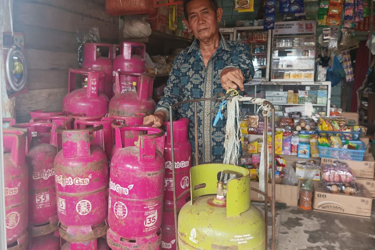 Bapak Kurdi (61), pengecer elpiji bersubsidi di Jalan G Obos XII, Kelurahan Menteng, Kecamatan Jekan Raya, Kota Palangka Raya, Kalimantan Tengah, saat menunjukkan sisa gas melon yang dia ecer pascaterbit aturan larangan mengecer elpiji bersubsidi, Minggu (2/2/2025).