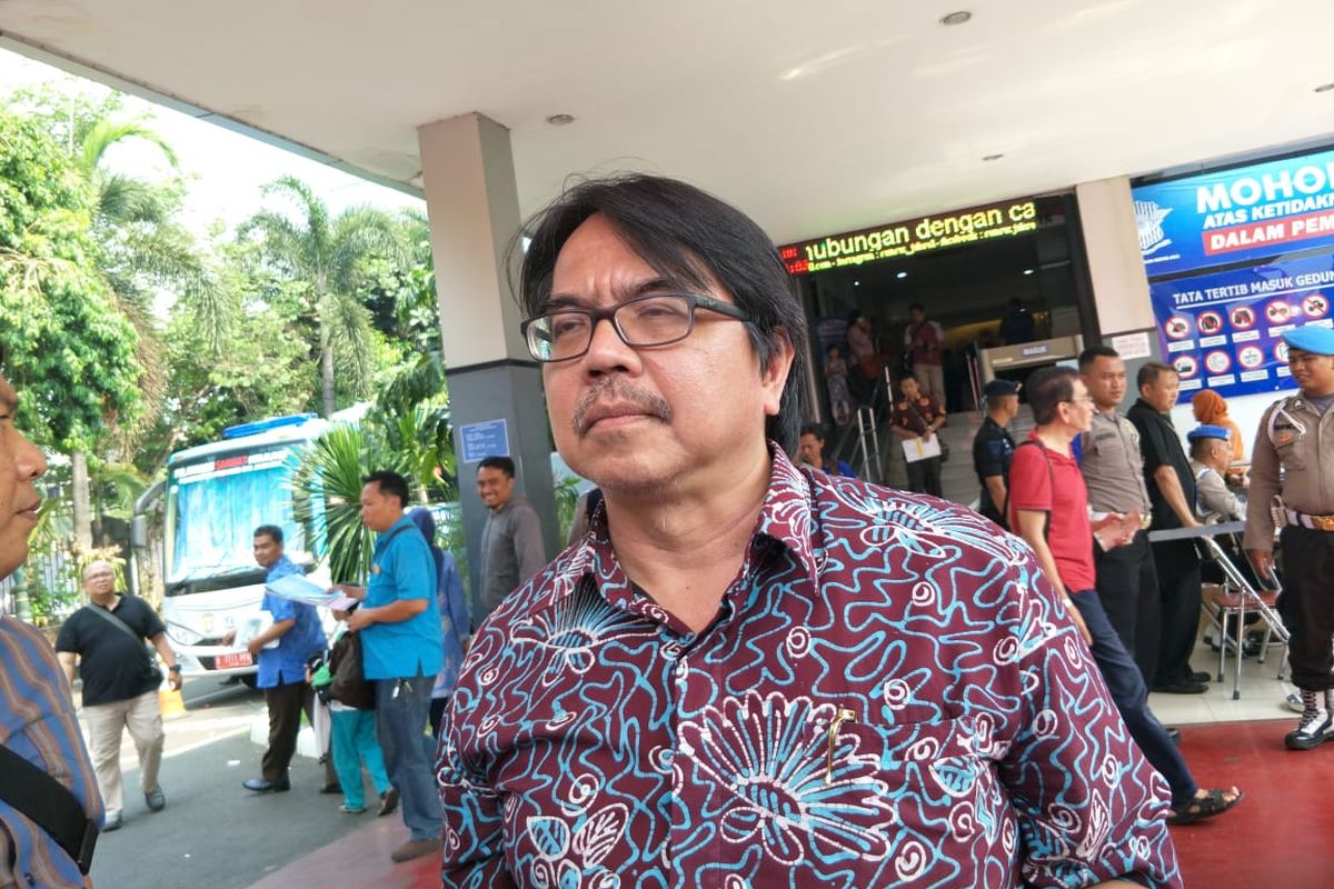 Dosen Universitas Indonesia (UI) Ade Armando di Polda Metro Jaya, Jakarta Selatan, Jumat (8/11/2019).