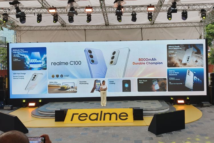 Spesifikasi inti Realme C100 ditampilkan di panggung peluncuran Realme C100 Series di Universitas Katolik Atma Jaya, Jakarta Selatan, Kamis (7/5/2026).