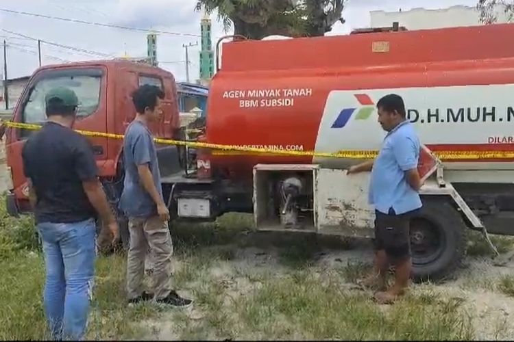 Satreskrim Polres Buton Tengah, Sulawesi Tenggara, mengamankan satu unit mobil tangki bahan bakar minyak (BBM) jenis minyak tanah sebanyak 5 ton. Mobil tangki bersama sopirnya inisial BD (32) ditangkap polisi saat sedang mencuri minyak tanah yang dibawanya di tempat tersembunyi di desa One Wara, Kecamatan Lakudo, Kabupaten Buton Tengah, Senin (22/1/2024) petang.