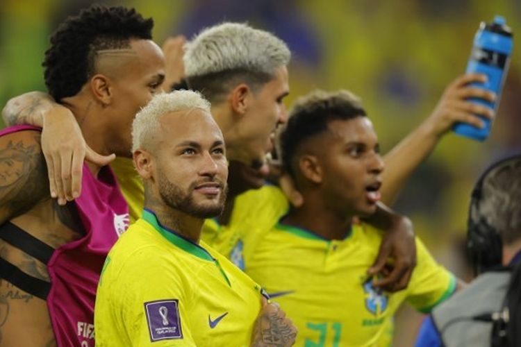 Pemain timnas Brasil Neymar (kiri) merayakan kemenangan pada 16 besar Piala Dunia 2022 kontra Korea Selatan, Selasa (6/12/2022) dini hari WIB. Terdekat, Neymar Jr bersama timnas Brasil akan menghadapi Kroasia pada perempat final Piala Dunia 2022 Qatar. Jika mampu mencetak dua gol ke gawang Kroasia pada 8 besar Piala Dunia 2022, Neymar Jr akan menggantikan Pele menjadi top skor sepanjang masa timnas Brasil.