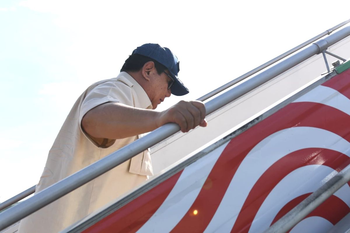 Presiden Prabowo Subianto bertolak menuju Kota Palembang dari Pangkalan TNI AU Halim Perdanakusuma untuk meluncurkan Gerakan Indonesia Menanam (Gerina) di Kabupaten Banyuasin, Provinsi Sumatra Selatan, Rabu (23/4/2025).