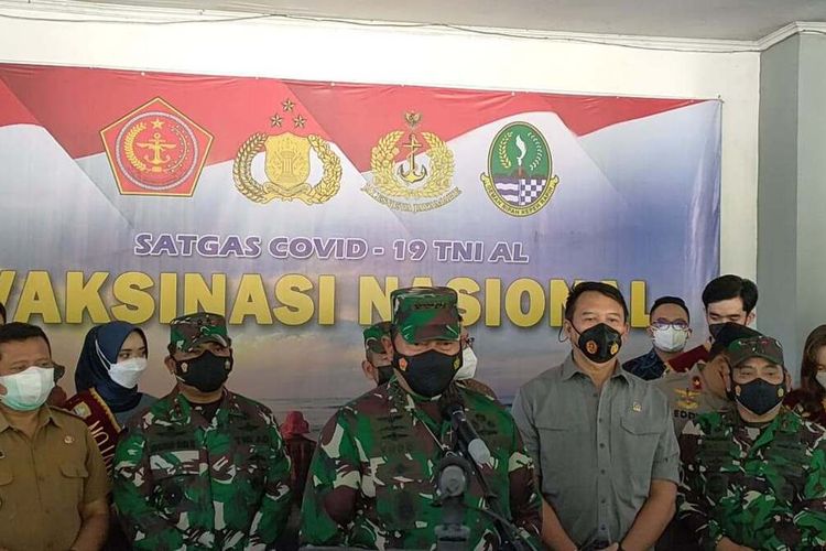 Kepala Staf Angkatan Laut (Kasal) Laksamana TNI Yudo Margono meninjau serbuan vaksinasi di Gor Tadjimalela, Sumedang, Senin (2/8/2021).