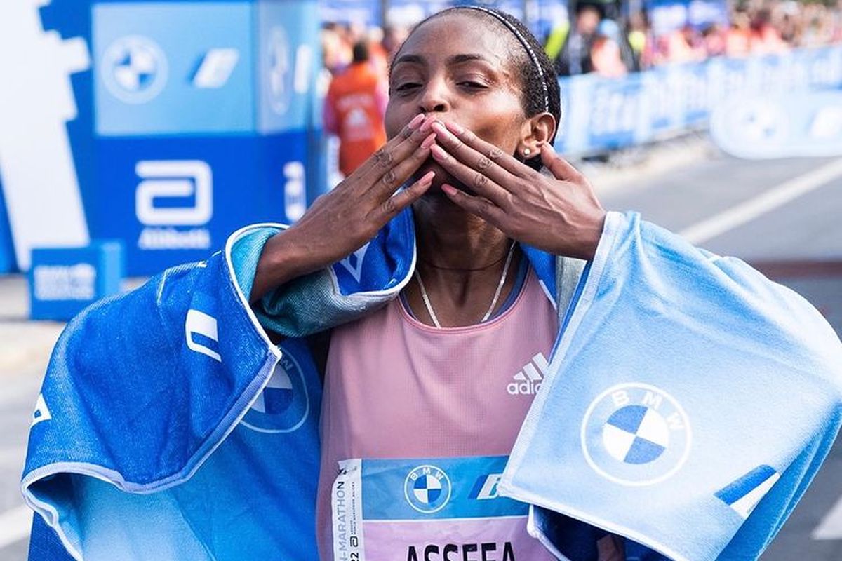 Tigist Assefa, pelari Ethiopia yang dinobatkan sebagai perempuan tercepat di dunia ketiga setelah berhasil memenangkan Berlin Marathon ke-48 