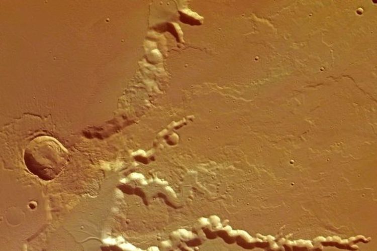 Medusae Fossae adalah salah satu lokasi paling aneh di Mars, beberapa orang bahkan berspekulasi bahwa wilayah itu berkitan dengan kecelakaan UFO. 