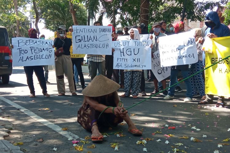 Demo warga di depan PN Banyuwngi, Kamis (27/5/2021).