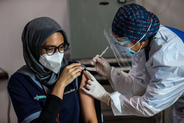 Petugas kesehatan menerima suntikan vaksin corona buatan Sinovac di Rumah Sakit Siloam TB Simatupang, Jakarta Selatan, Kamis (14/1/2021). Vaksin Sinovac telah mendapatkan izin penggunaan darurat atau emergency use authorization (EUA) dari Badan Pengawas Obat dan Makanan (BPOM). Dengan izin penggunaan darurat ini, vaksin CoronaVac produksi Sinovac Life Science Co.Ltd.China dan PT Bio Farma (Persero) dapat digunakan untuk program vaksinasi di Indonesia.