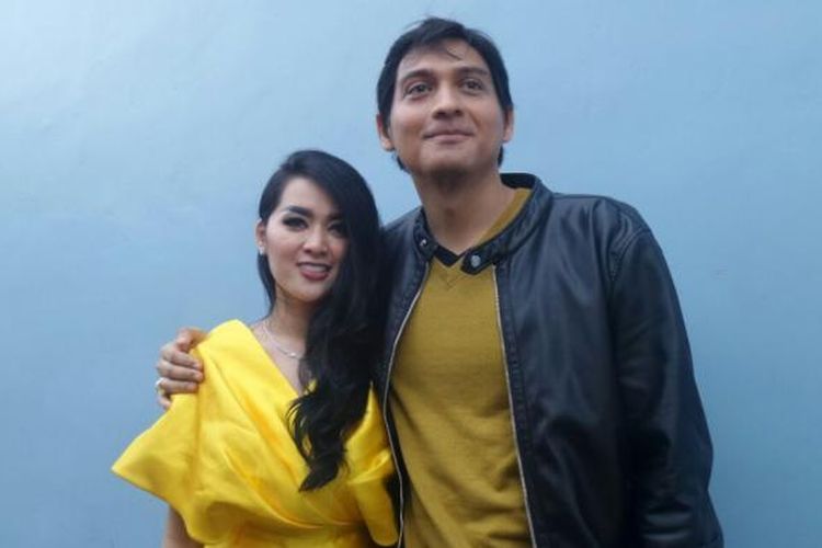 Lucky Hakim bersama istrinya, Tiara Dewi, diabadikan di Gedung Trans, Jalan Kapten Tendean, Jakarta Selatan, pada Senin (23/1/2017). 