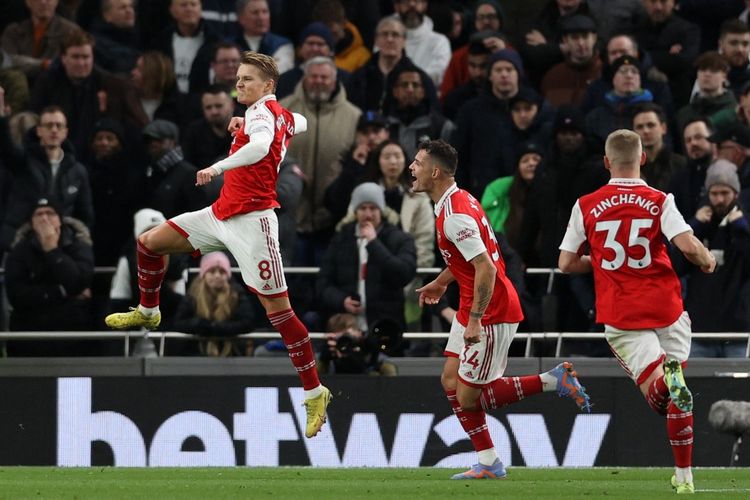 Kapten Arsenal, Martin Odegaard, merayakan gol ke gawang Tottenham Hotspur pada laga lanjutan Liga Inggris di Tottenham Hotspur Stadium, Minggu (15/1/2023). Terkini, Arsenal dijadwalkan menjamu Brentford pada pekan ke-23 Liga Inggris di Stadion Emirate, Sabtu (11/2/2023).
