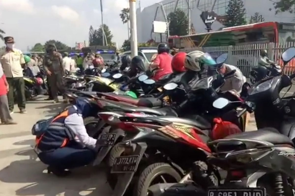 Personel gabungan Satpol PP, Dishub, TNI, dan Polri gelar operasi cabut pentil di sekitaran Pasar Jatinegara, Jakarta Timur, Rabu (20/5/2020).