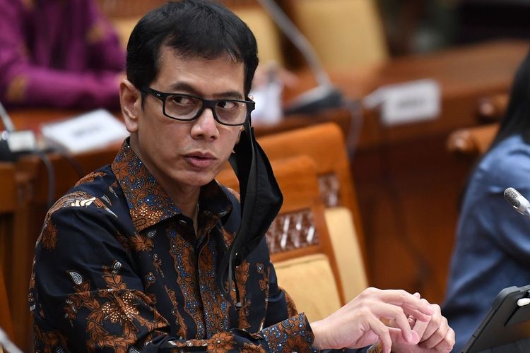 Minister of Tourism and Creative Economy Wishnutama Kusubandio follows the Meeting of the House Commission X at the Senayan Parliament Complex, Jakarta, Wednesday, August 26, 2020.