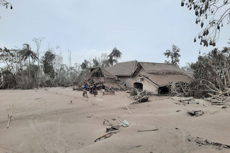Kondisi permukiman warga di Desa Supit Urang, Kecamatan Pronojiwo, Kabupaten Lumajang yang tersampak awan panas guguran Gunung Semeru, Minggu (5/12/2021).