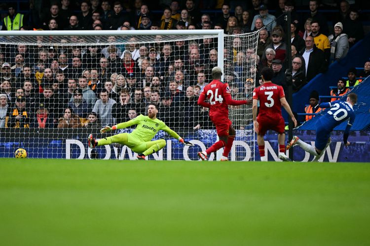 Gelandang Chelsea Cole Palmer (kanan) menembak dan mencetak gol pertama timnya pada pertandingan Liga Inggris antara Chelsea vs Wolverhampton Wanderers di Stamford Bridge di London pada 4 Februari 2024. (Foto oleh Ben Stansall / AFP)