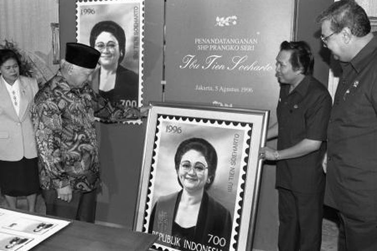 Presiden Soeharto menandatangani sampul hari pertama Perangko Seri Ibu Tien Soeharto yang diterbitkan PT Pos Indonesia dalam rangka memperingati 100 hari wafatnya Ny Tien Soeharto, di kediamannya Jl Cendana, Jakarta, Senin (5/8). Usulan menerbitkan perangko ini datang dari Komisi V DPR RI kepada Menparpostel, dan dari Perkumpulan Filatelis Indonesia, perorangan dari Yogyakarta, Surabaya, Pematangsiantar, Ujungpandang, Denpasar, dan Kudus.