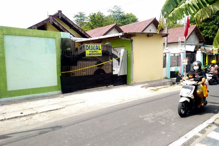 Rumah penitipan hewan di Jalan Sulawesi, Kota Blitar, dimana warga menemukan dua jasad membusuk di dalamnya, Senin (1/1/2024)