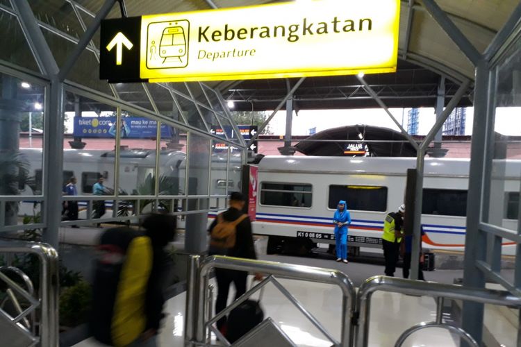 Penumpang KA di Stasiun Gubeng Surabaya