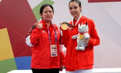 Asian Games Hari Kedua, Menko PMK Kalungkan Medali ke Lindswell Kwok 