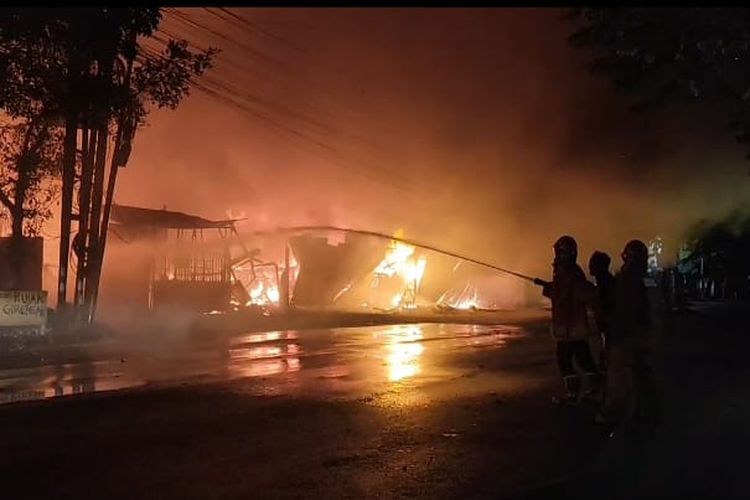 Rumah Kayu di Gresik Terbakar, 2 Mobil dan 2 Motor Ikut Hangus