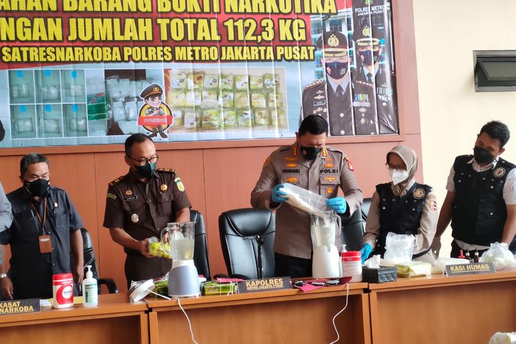 Pemusnahan narkotika jenis sabu sebanyak 112 kilogram di RSPAD Gatot Soebroto, Jakarta Pusat, Selasa (8/3/2022). Narkotika diamankan dari 17 tersangka jaringan Malaysia, Sumatera, dan Jakarta.