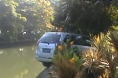 Mobil Tabrak Lampu Penerangan Jalan sampai Nyaris Tercebur ke Kali Angke