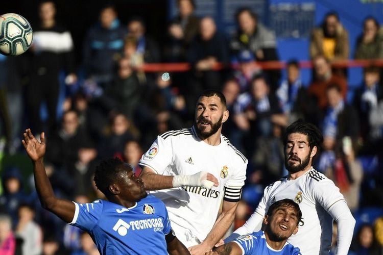 Karim Benzema (atas-kiri) dan Isco Alcaron (atas-kanan) berduel dengan Djene (bawah-kiri) dan Damian Suarez (bawah-kanan) pada laga pekan ke-19 Liga Spanyol antara Getafe vs Real Madrid di Stadion Alfonso Perez, Sabtu 4 Januari 2020.