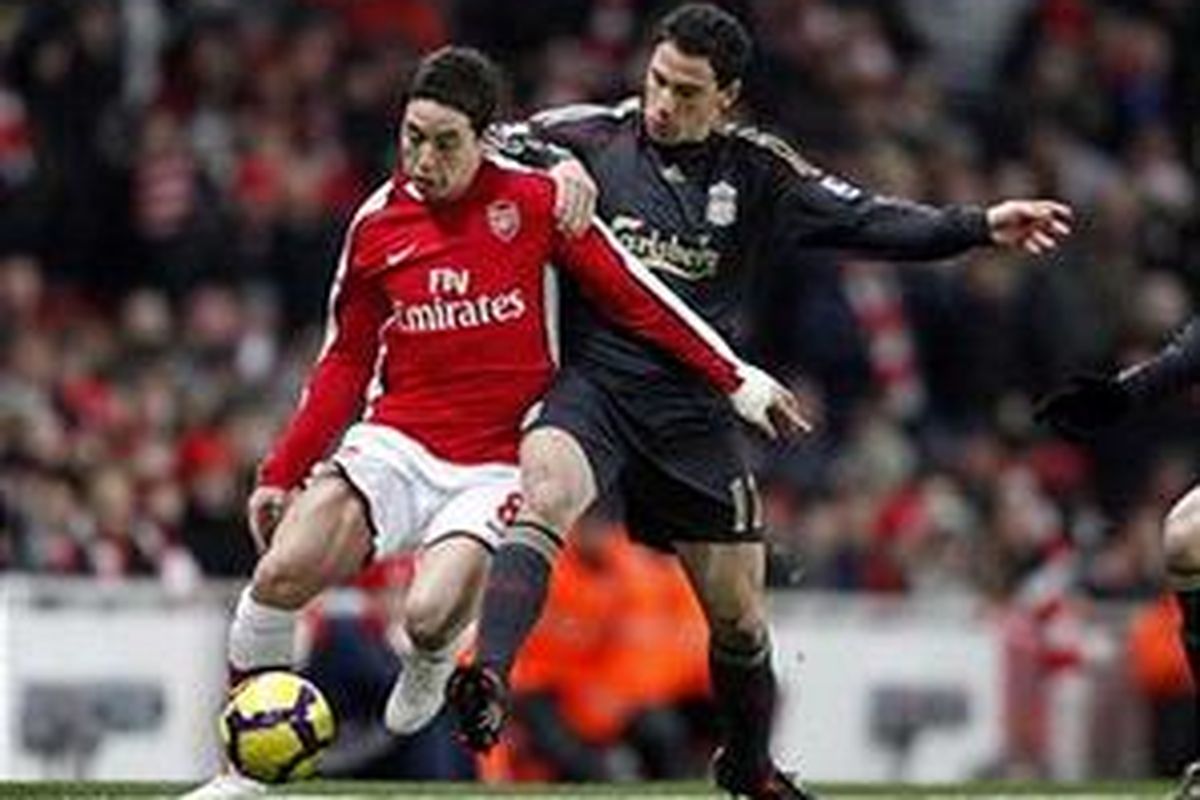 Gelandang Arsenal, Samir Nasri (kiri), berebut bola dengan pemain Liverpool, Maxi Rodriguez, dalam duel lanjutan Liga Inggris di Emirates Stadium, London, Rabu (10/2/2010).