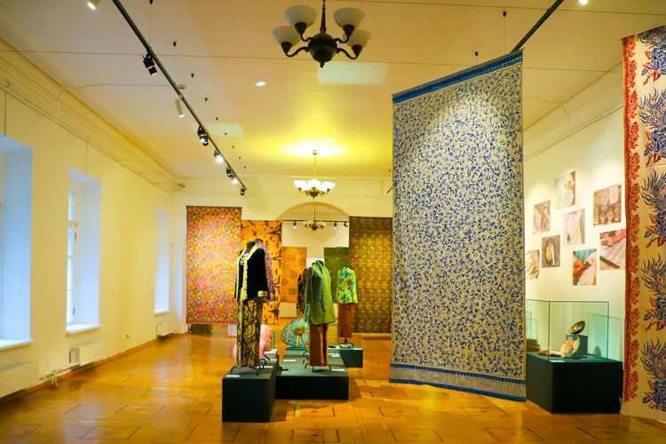 Koleksi kain-kain Batik Indonesia yang ditampilkan dalam Pameran Pesona Batik Indonesia.
