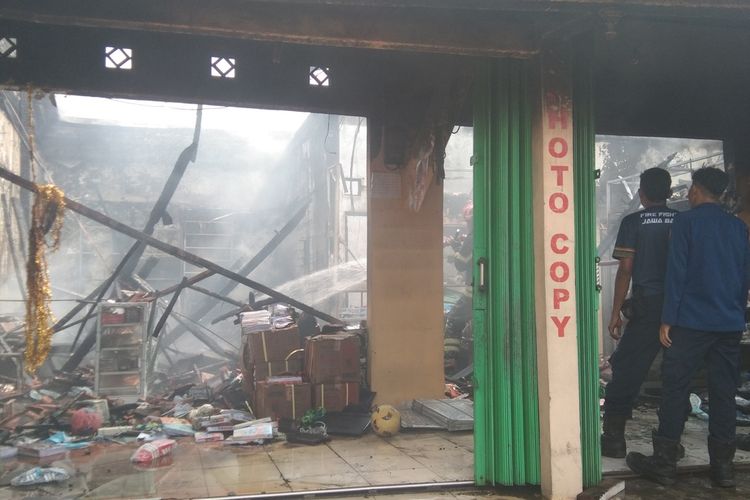 Sebuah tempat foto kopi di Kampung Kepuh Annur, RT 002, RW 006, Kelurahan Karangpawitan, Kabupaten Karawang dilalap si jago merah, Rabu (3/8/2022).