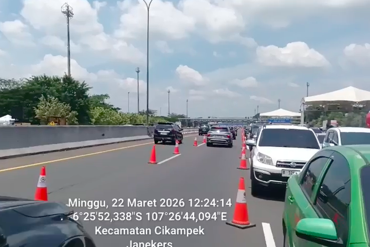 Arus Mudik Padat, Contraflow 2 Lajur Diterapkan di Tol Japek KM 55-70