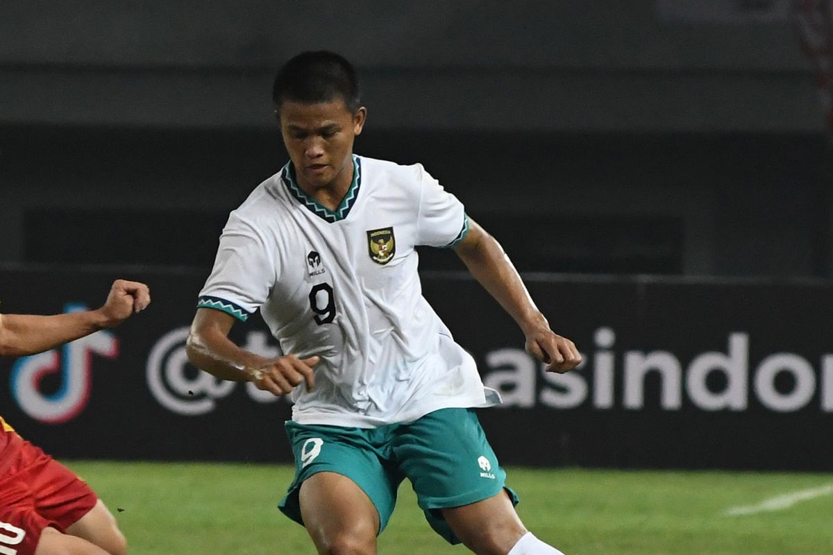 Pesepak bola Tim Nasional Indonesia U-19 Hokky Caraka (kanan) berebut bola dengan pesepak bola Tim Nasional Vietnam U-19 Khuat Van Khang (kiri) dalam laga penyisihan Grup Piala AFF U19 2022 di Stadion Patriot Chandrabhaga, Bekasi, Jawa Barat, Sabtu (2/7/2022). Terkini, Hokky Caraka kembali tampil membela Indonesia dalam laga lanjutan Piala Asia U20 2023 kontra Suriah, Sabtu (4/3/2023) malam WIB. ANTARA FOTO/ Fakhri Hermansyah/rwa.